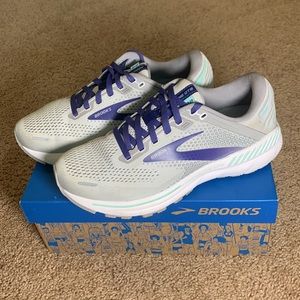 Women’s Brooks Adrenaline GTS 22 Size 8 (D)